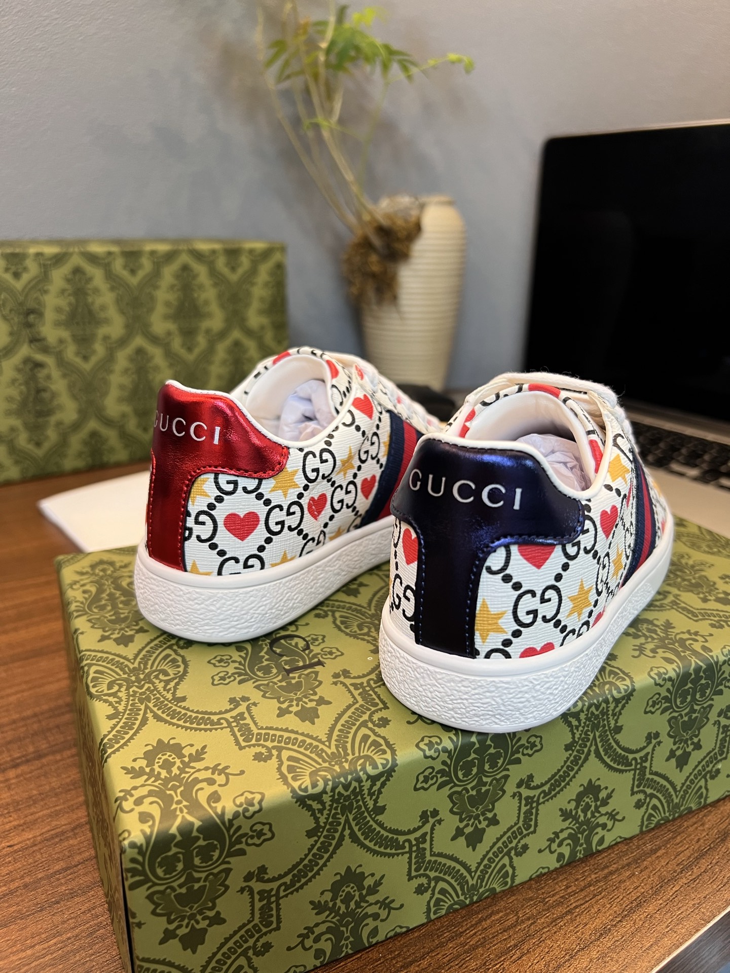 Children's shoes child